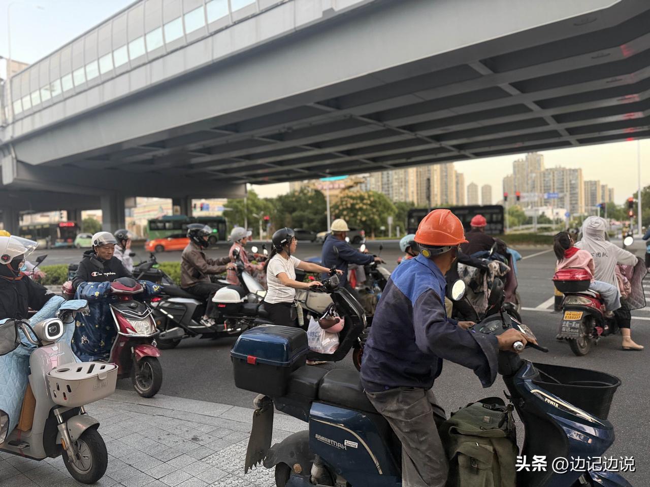 【掷地有声】何为党员干部？是危难时刻冲在前、困境面前扛在先、利益面前退在后的先行