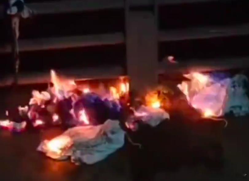 中国球迷怒烧姆巴佩球衣！意媒感慨：道歉并不能让中国人消除愤怒姆巴佩不当言论曝光后