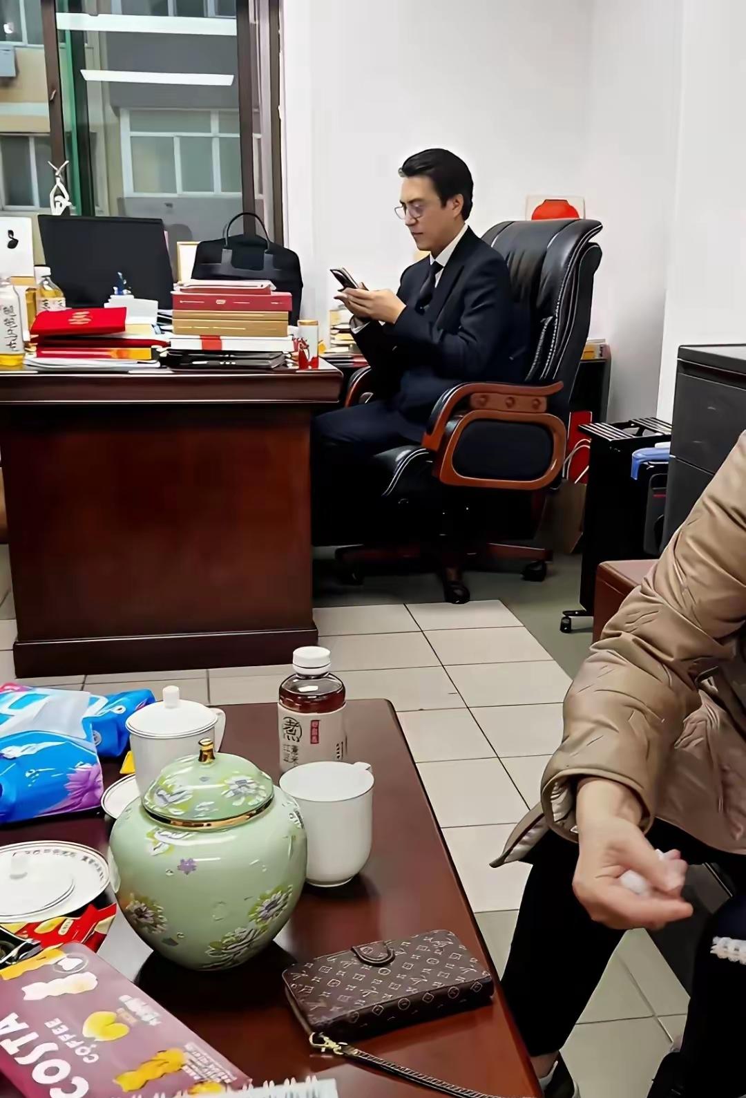 一看就是体制内的官。