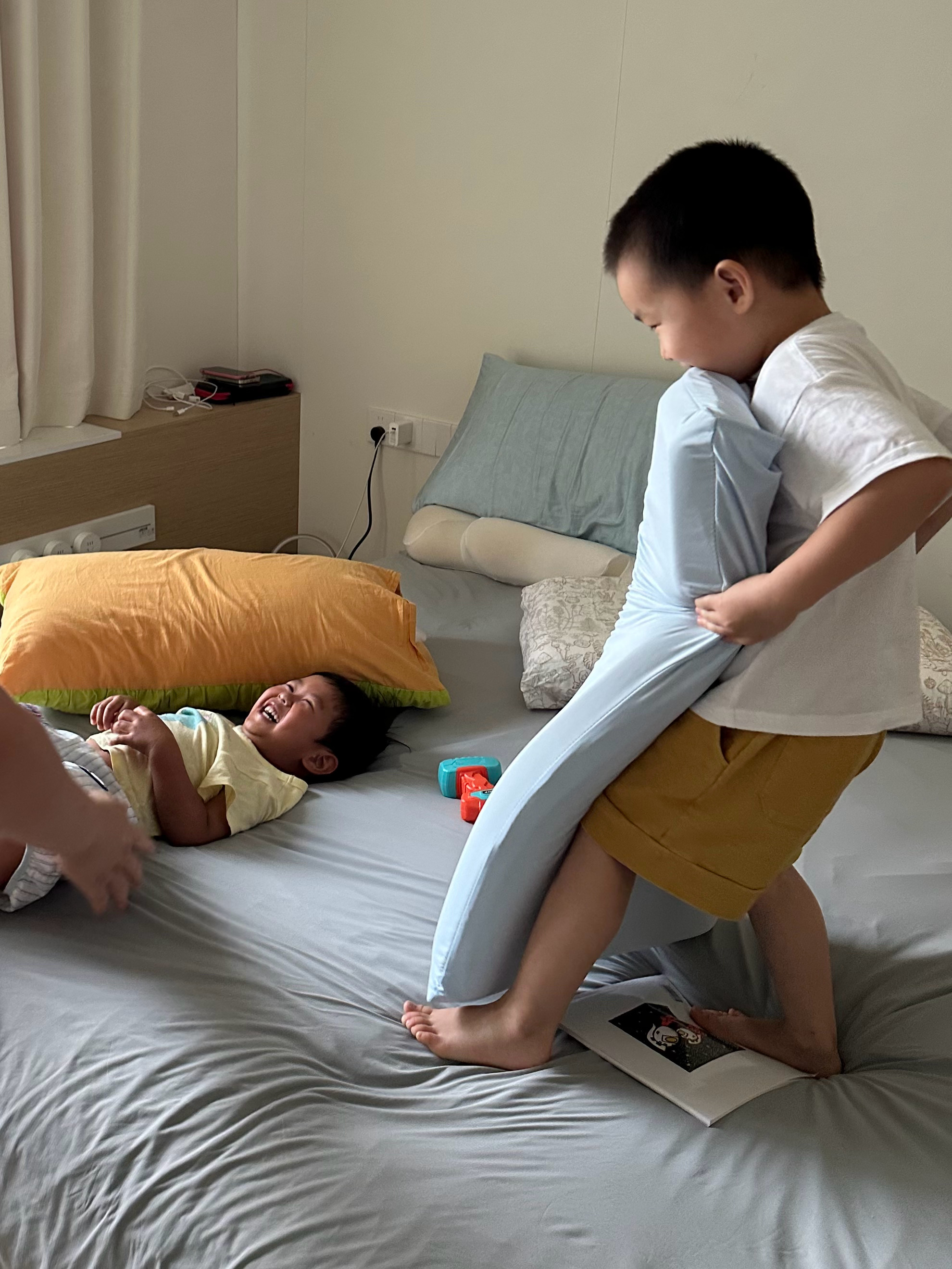 避雷菜刀嘻嘻家卧室，显黑。 