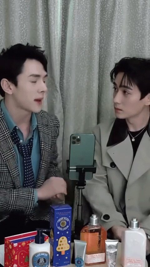 李佳琦说可能缺席两个季度直播听哽咽那下好戳人😭十年不易，放心去尝试，我们等你华