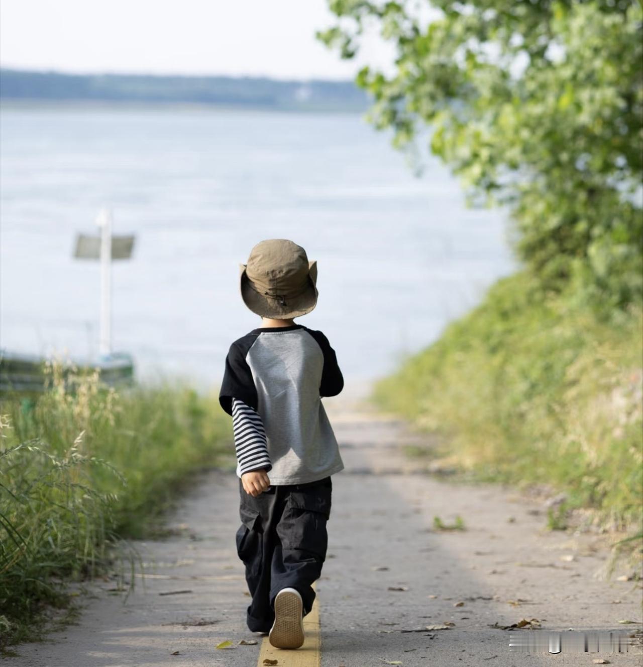 小的时候孩子会非常依赖父母，因为那个时候他们太弱，但是成年以后，他们强大了，独立