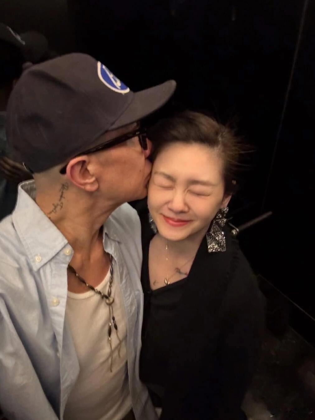 具俊晔在纸巾写大S名字具俊晔队友发ins晒出几张照片，具俊晔竟然在纸巾上写满大S