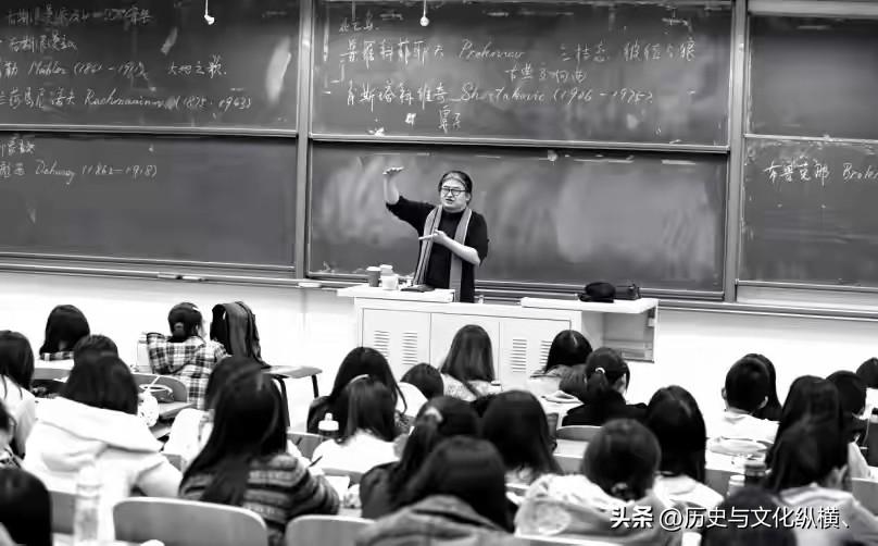 听刘欢老师音乐课的大部分都是女生，他的课一票难求：听课的学生太多，教室装不下，得