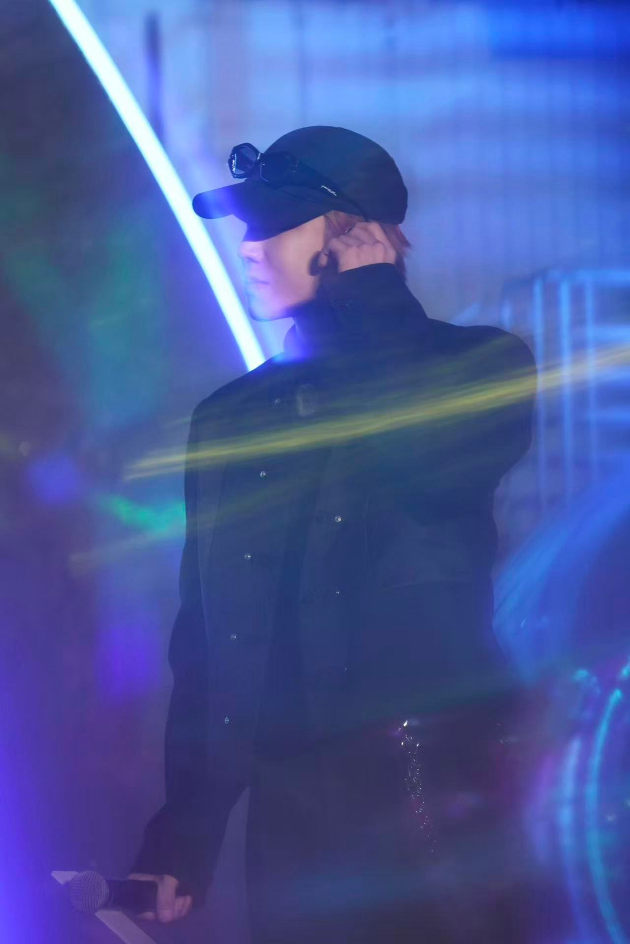 高瀚宇生日单曲Butterfly高瀚宇生日单曲预告  蓝黑是夜的底色，蝶是光的隐