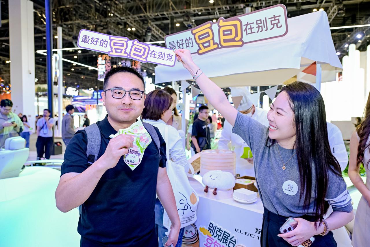 从日常通勤到假日远行，别克至境E7承包了海淀妈妈的全场景出行！
北京车展上，别克