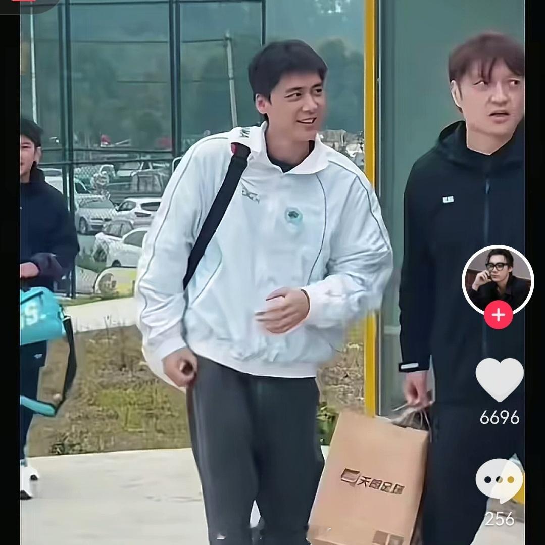 某音看到38岁的草，退圈了财富自由，依旧年轻，这生活过的真好。2014年古剑奇谭