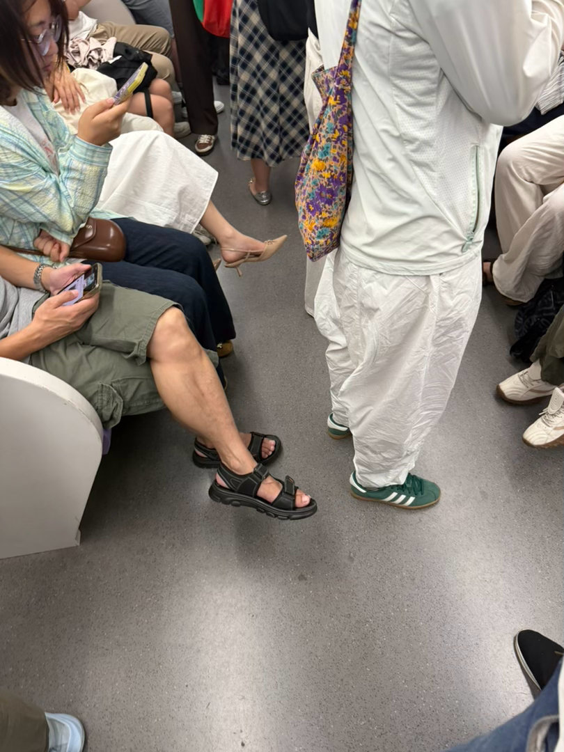 最近 10 年都是开车上下班现在金桥我选择坐地铁了，人还是挺多，不过我 9 点才