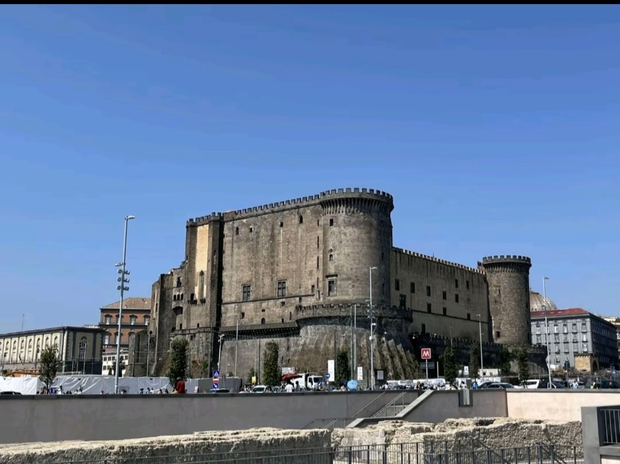 给欧洲建筑添砖加瓦，这不就顺眼多了？一看就是明朝款式。