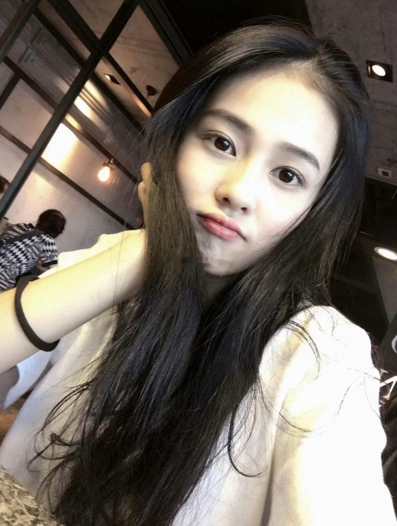 其实白鹿早期就已经很美了 她的颜值才是被低估的那个吧 ​​​