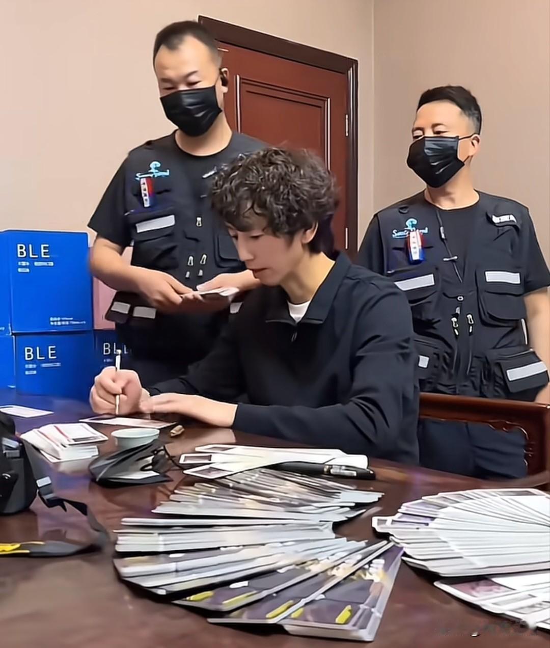 庞麦郎老师今天排面拉满了！在两位安保人员的左右护卫下闪亮登场，现场为粉丝亲笔签名