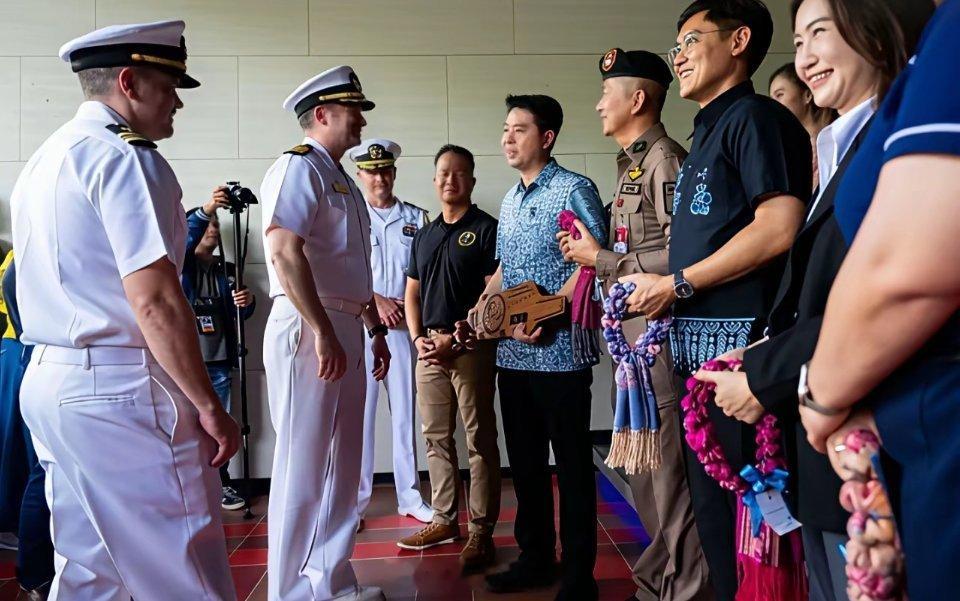 美军林肯号航母，在海上漂了272天、厕所堵了不知多少回，有人想跳海，终于停泊泰国