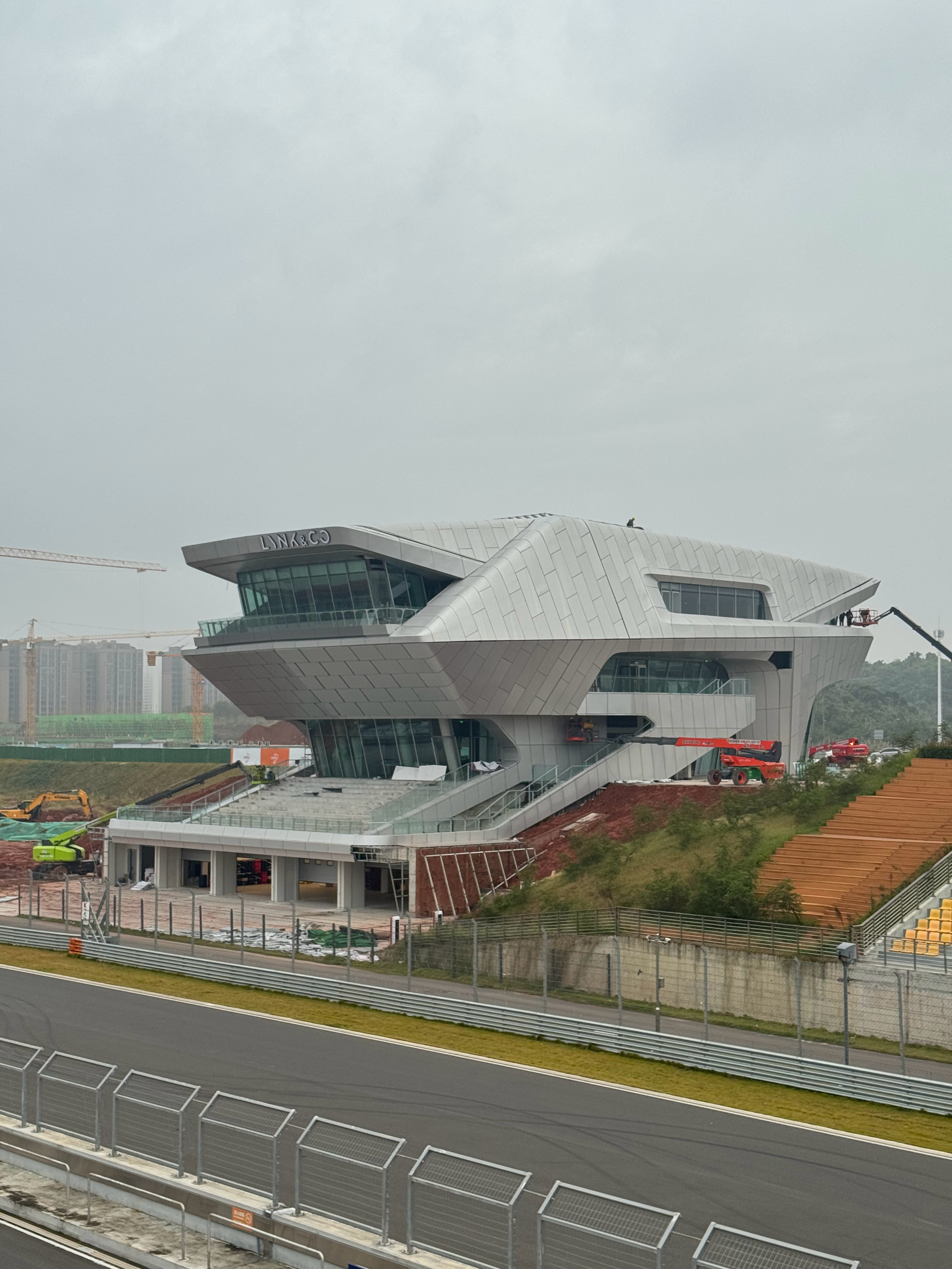 领克这个大楼看着好科幻太帅了 给设计师点赞[收到]  ​​​