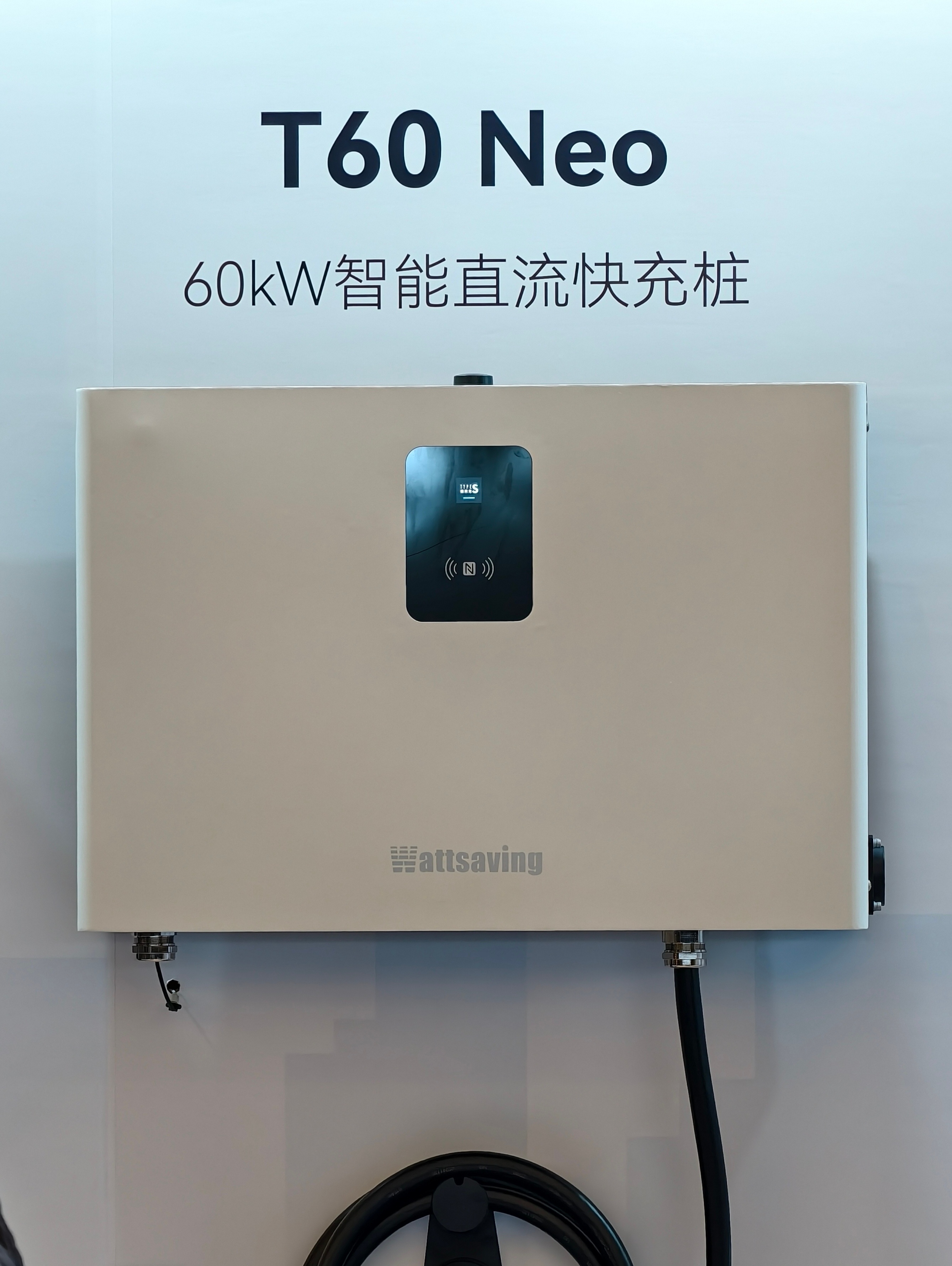 一台60KW商用快充桩的指导价是9999元，加上场地费和电费，这么算开个充电站的