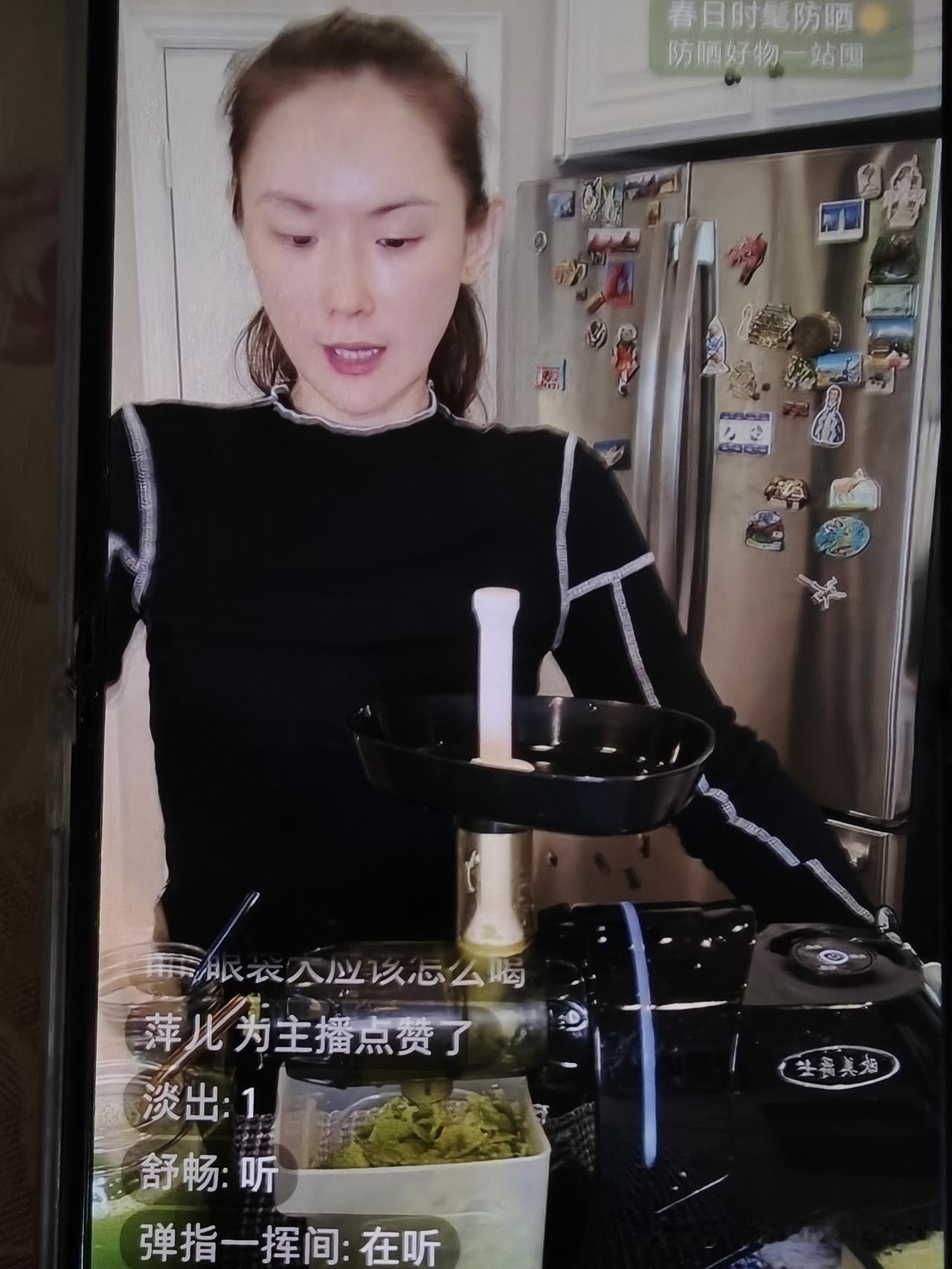 昨天周末，雇主宝宝简直让人笑不活了。

早上我到雇主家，看见宝妈在看直播，我也去