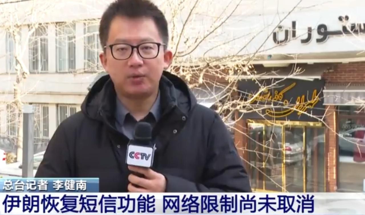 夜幕下的德黑兰，街道车流虽在运行，却难掩一丝冷清，民众担忧美军袭击的情绪悄然蔓延