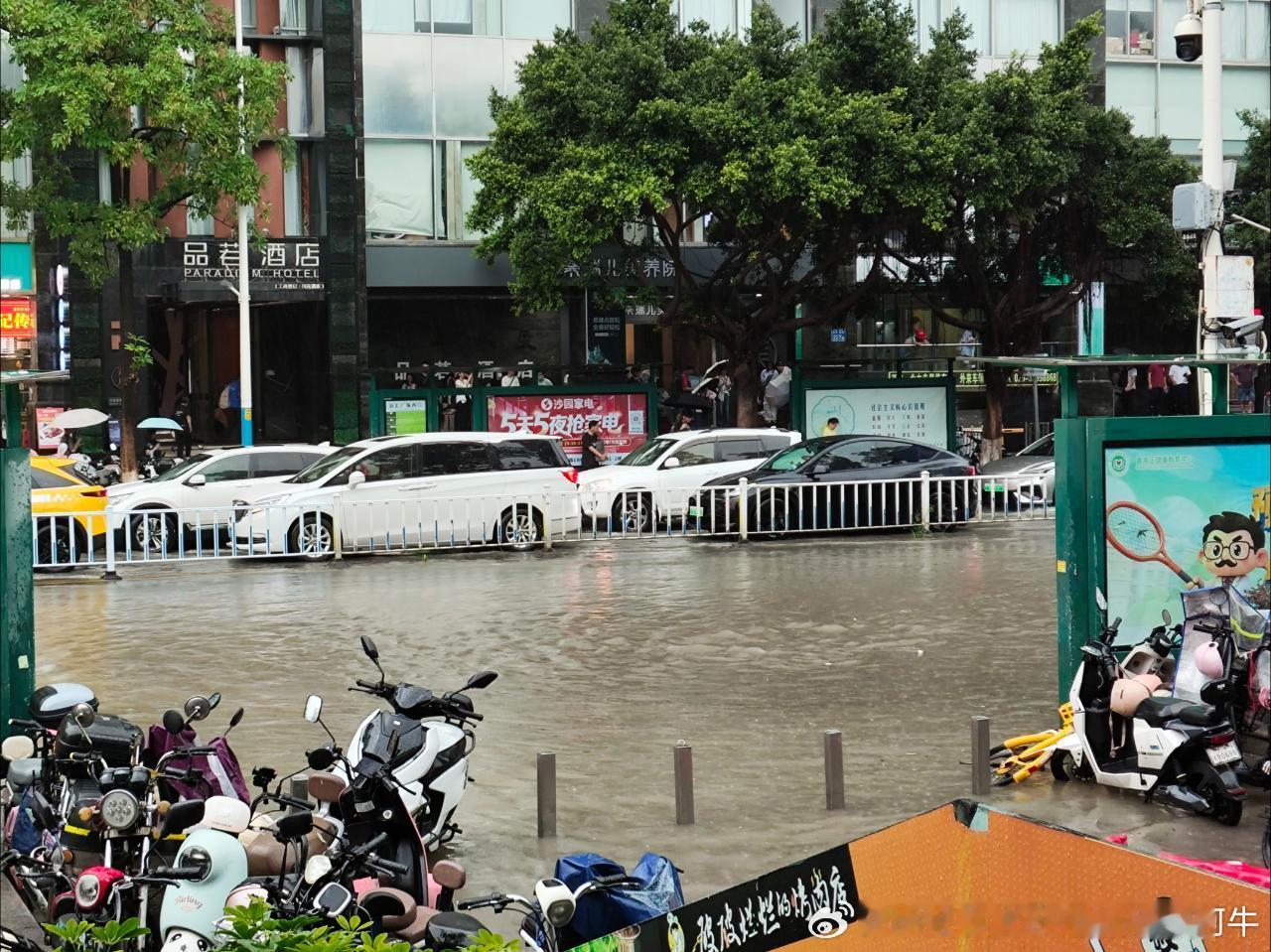广州地铁网友：2026年5月15日（周五，广州阴天，伴有中到大雨局部暴雨等强对流