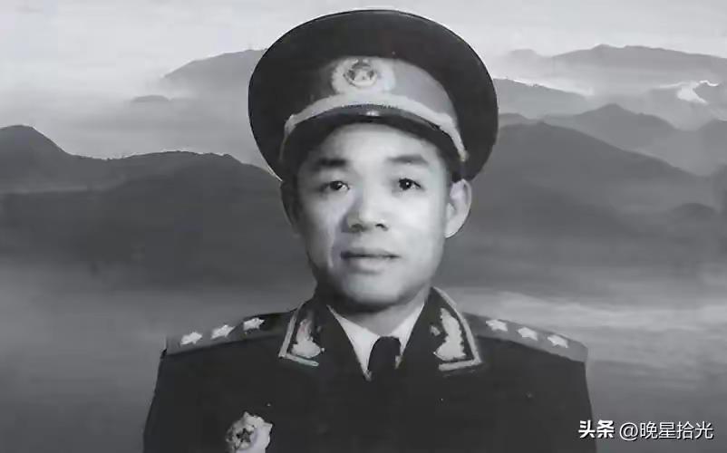1950年4月，雷州半岛南端的徐闻沿海，风里裹着盐粒和铁锈味，刮在脸上生疼。韩先