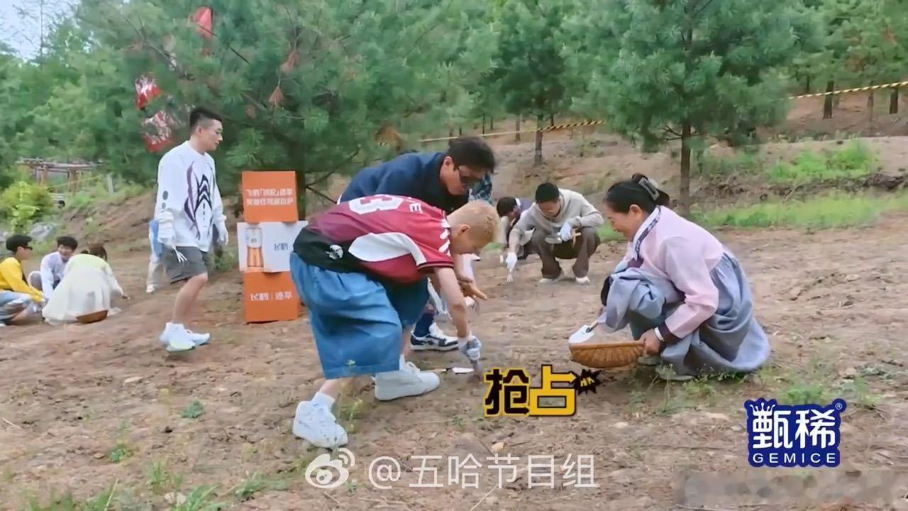 鹿晗抢邓超人参邓超说鹿晗学坏了哈哈哈哈哈 鹿晗一改往日乖巧状态，趁着邓超不备快速