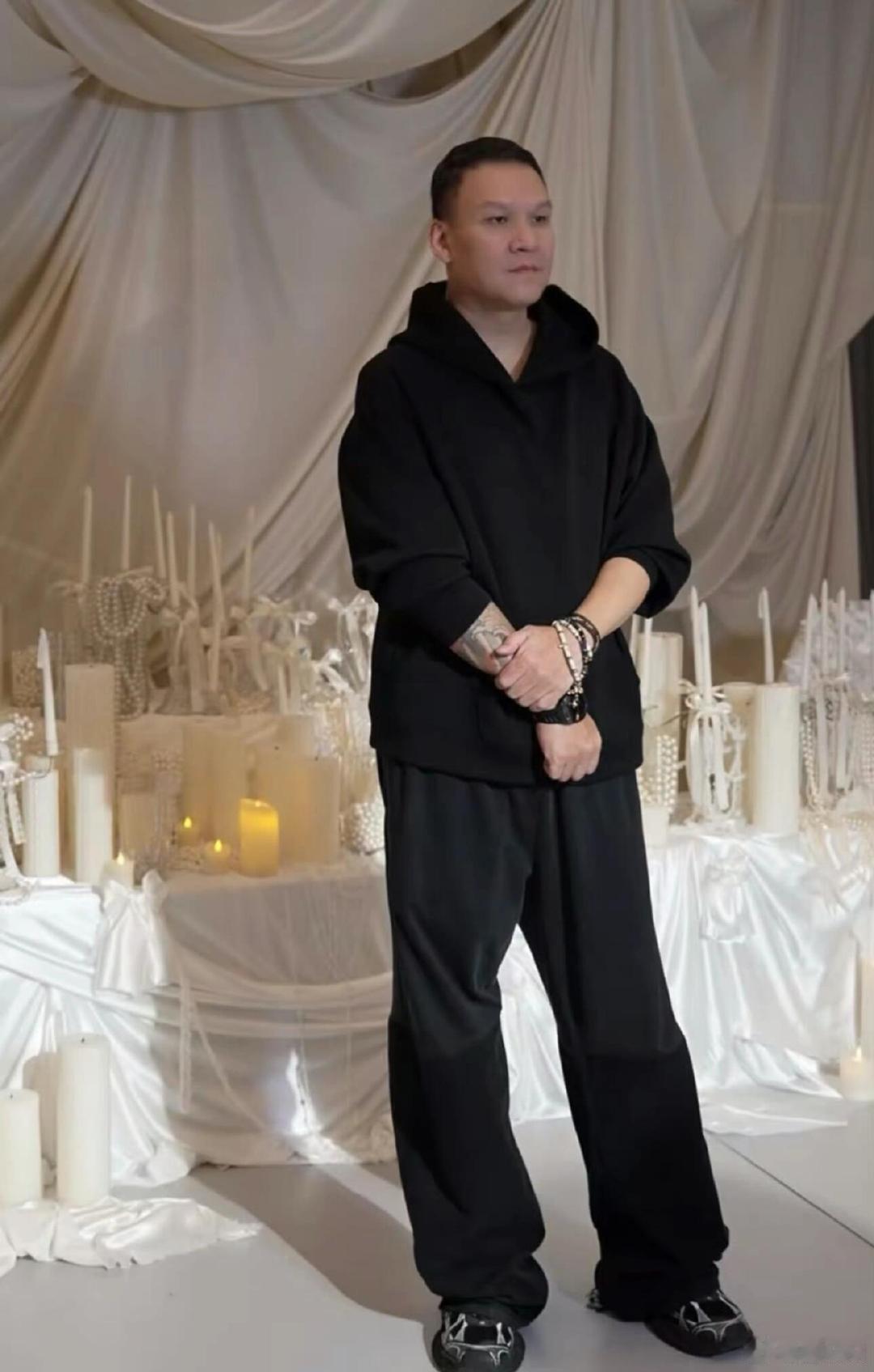 车澈现身Psy.P婚礼车澈现身Psy.P婚礼现场，差点认不出来了。车澈参加Psy