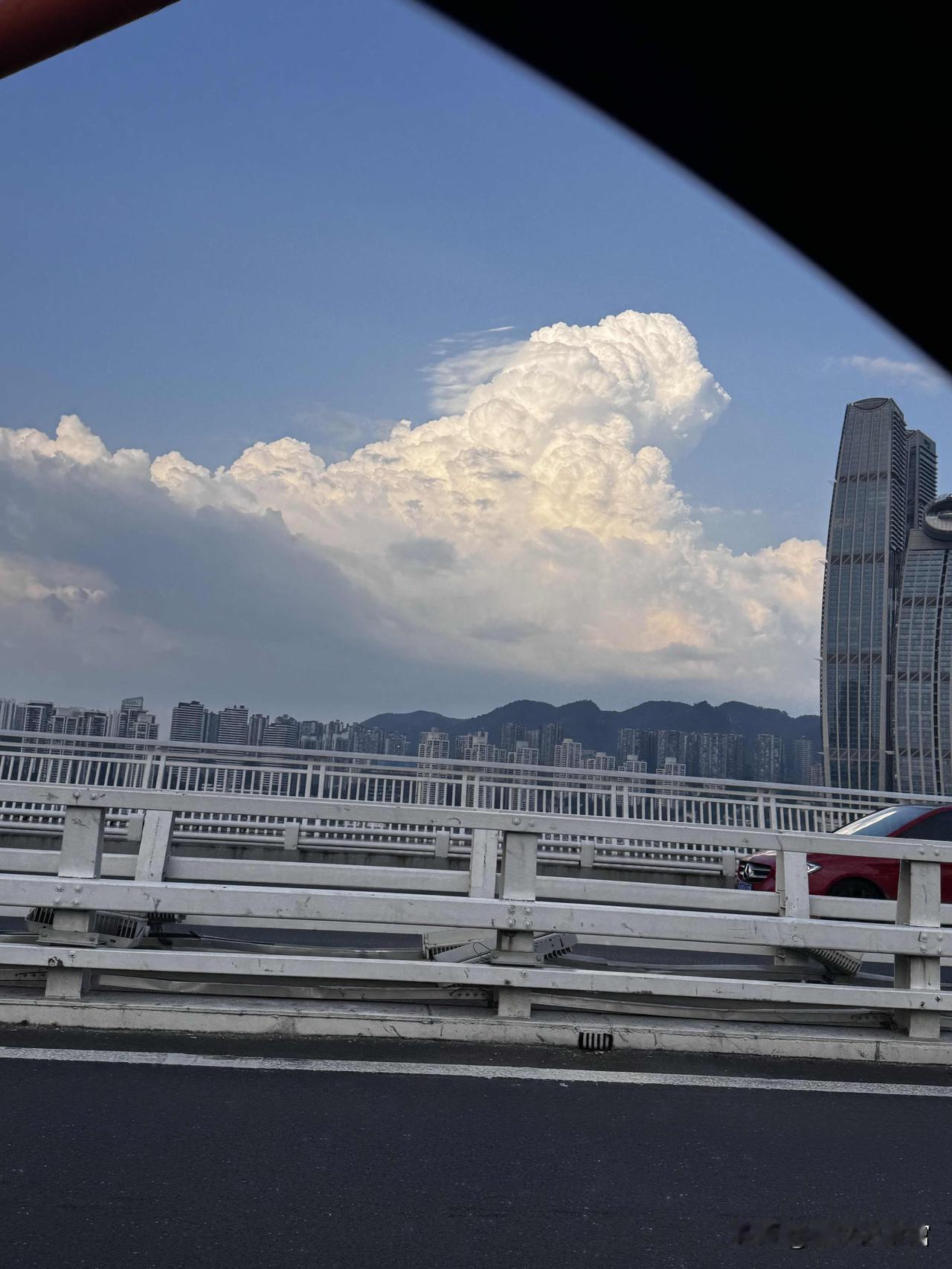 放眼全球，八成发达国家都扎堆在北半球。很多人想不到，我们拿城市纬度一对比，差距一