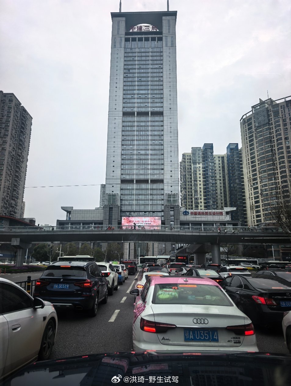 高油价，武汉人民开车都温柔了！几次打灯变道，后车竟然不一脚油顶上来，在武汉最好的