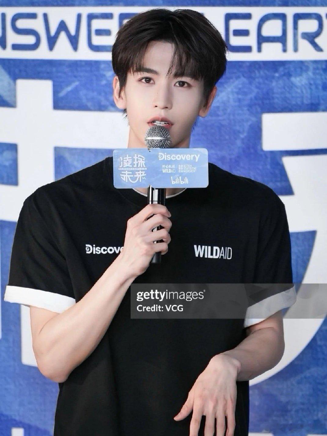 张凌赫张工顶号了张凌赫张工顶号了，不愧是电气工程出来的男人，拿支手电筒🔦都能帅