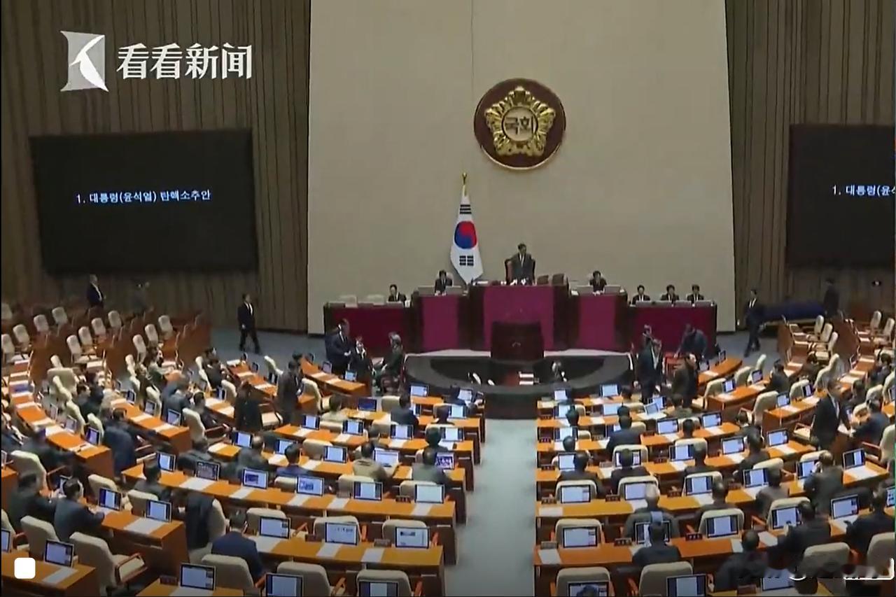 韩国总统尹锡悦弹劾案再次于国会表决。
据表决前的民调显示，总统尹锡悦的支持率降至