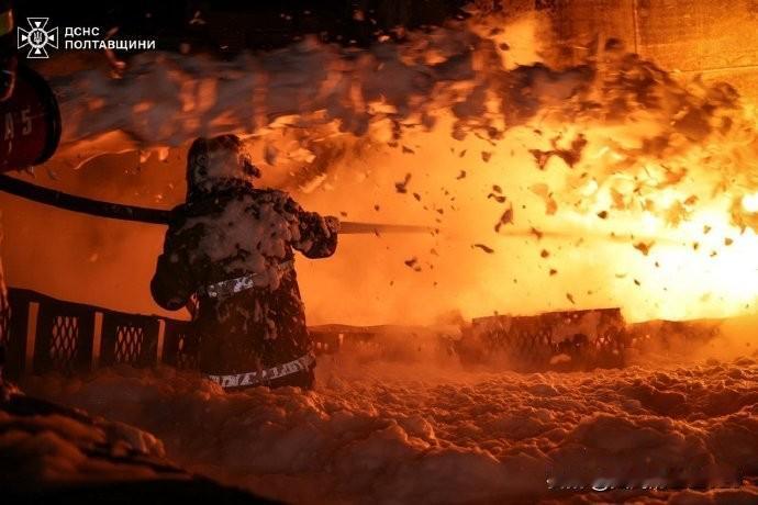 火光冲天，乌克兰能源基础设施再遭袭。

当地时间2月5日晚，俄罗斯发射了300多