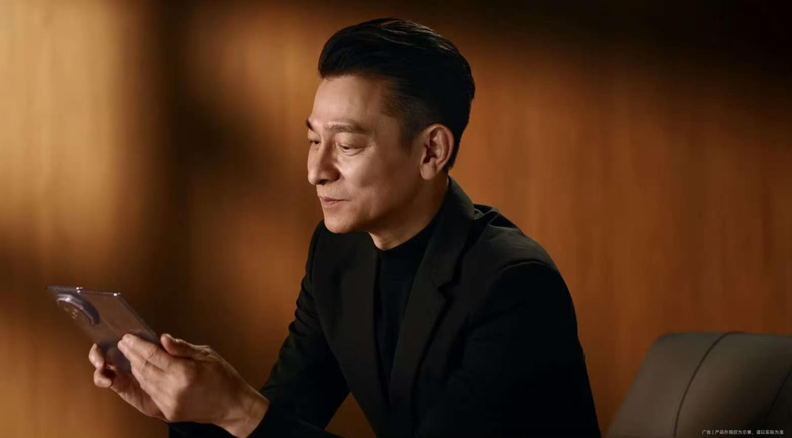 刘德华出席华为发布会华为发布会下午两点半就要开启了，官宣刘德华会到场，不少网友都