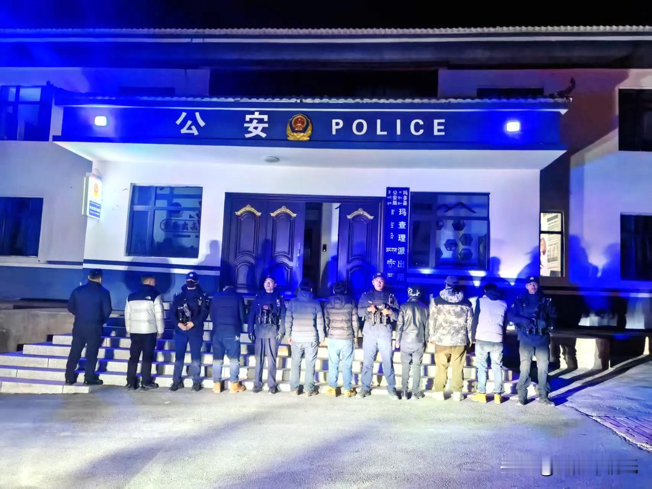 青海8人躲在家属院聚众“耍钱”被一锅端，现场查获麻将机两台，麻将4副。

冬闲时