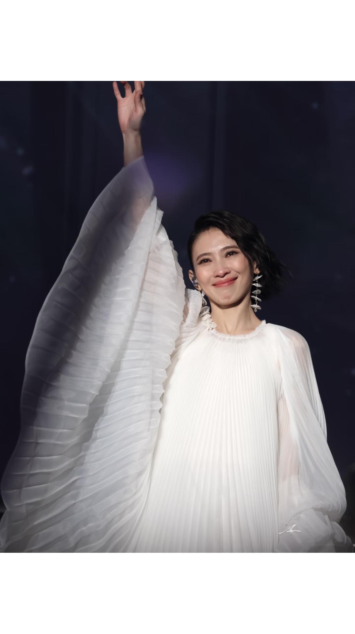 出道多年创作天后哽咽退赛！
戴佩妮直言演唱会票卖不动
 
出道多年的戴佩妮，成都