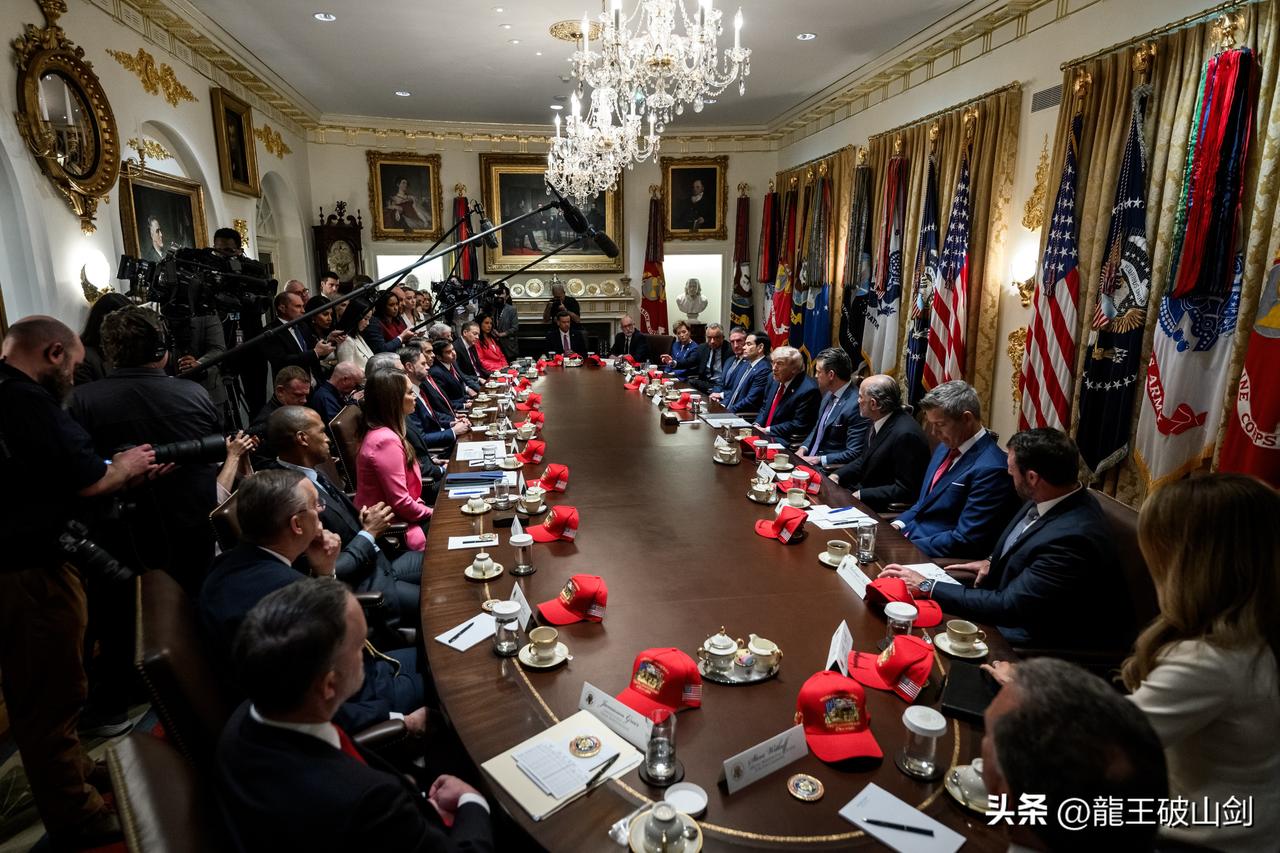 特朗普：美国继续大胜利，同时不忘做生意。特朗普组织召开第12次内阁会议，之前司法