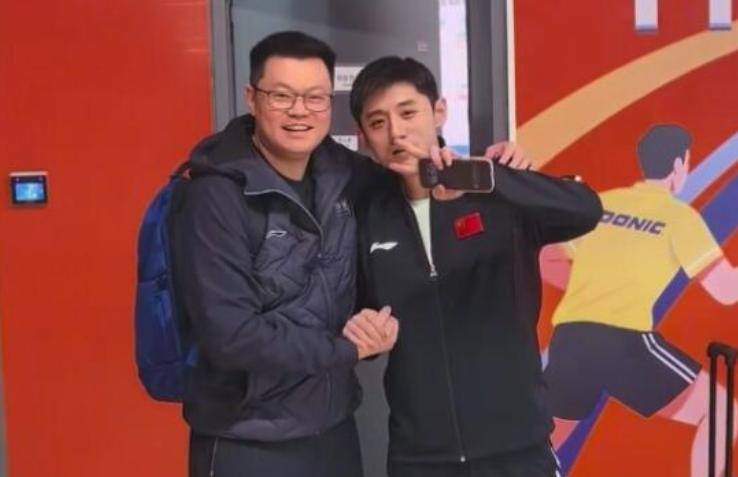 侯英超与张继科会面。
据说侯主播去了张继科的训练基地。
侯主播为何去见张继科？