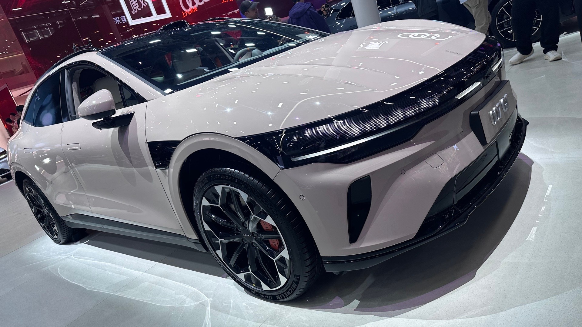 一台粉红款的极氪007GT应该女生会挺喜欢的