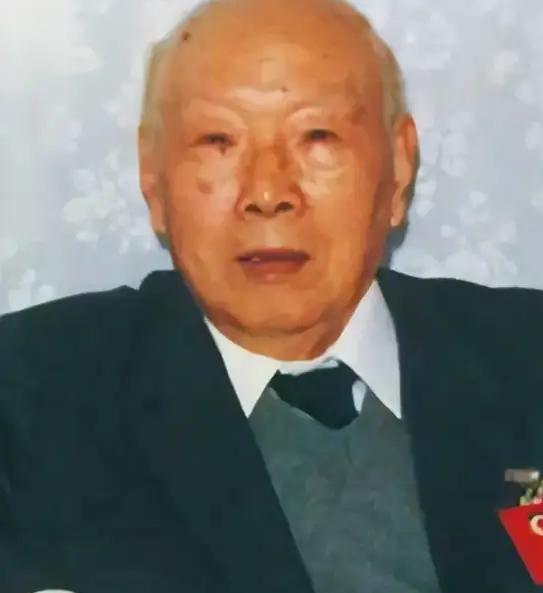 1985年，宋希濂急冲冲地跑去机场。见到陈赓的妻子傅涯后，他将一沓钱交给她，说：