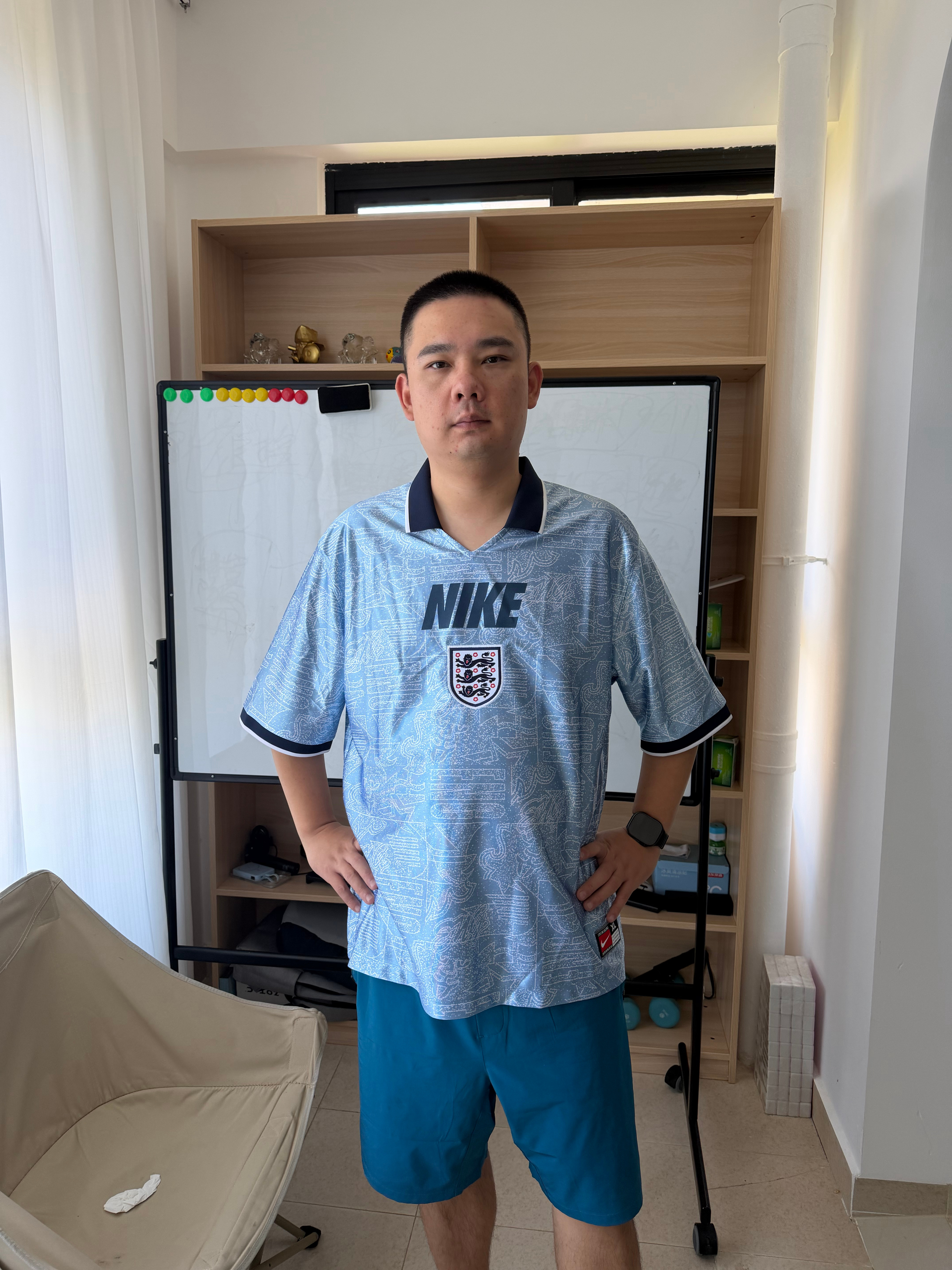 28年英格兰球迷归队。 