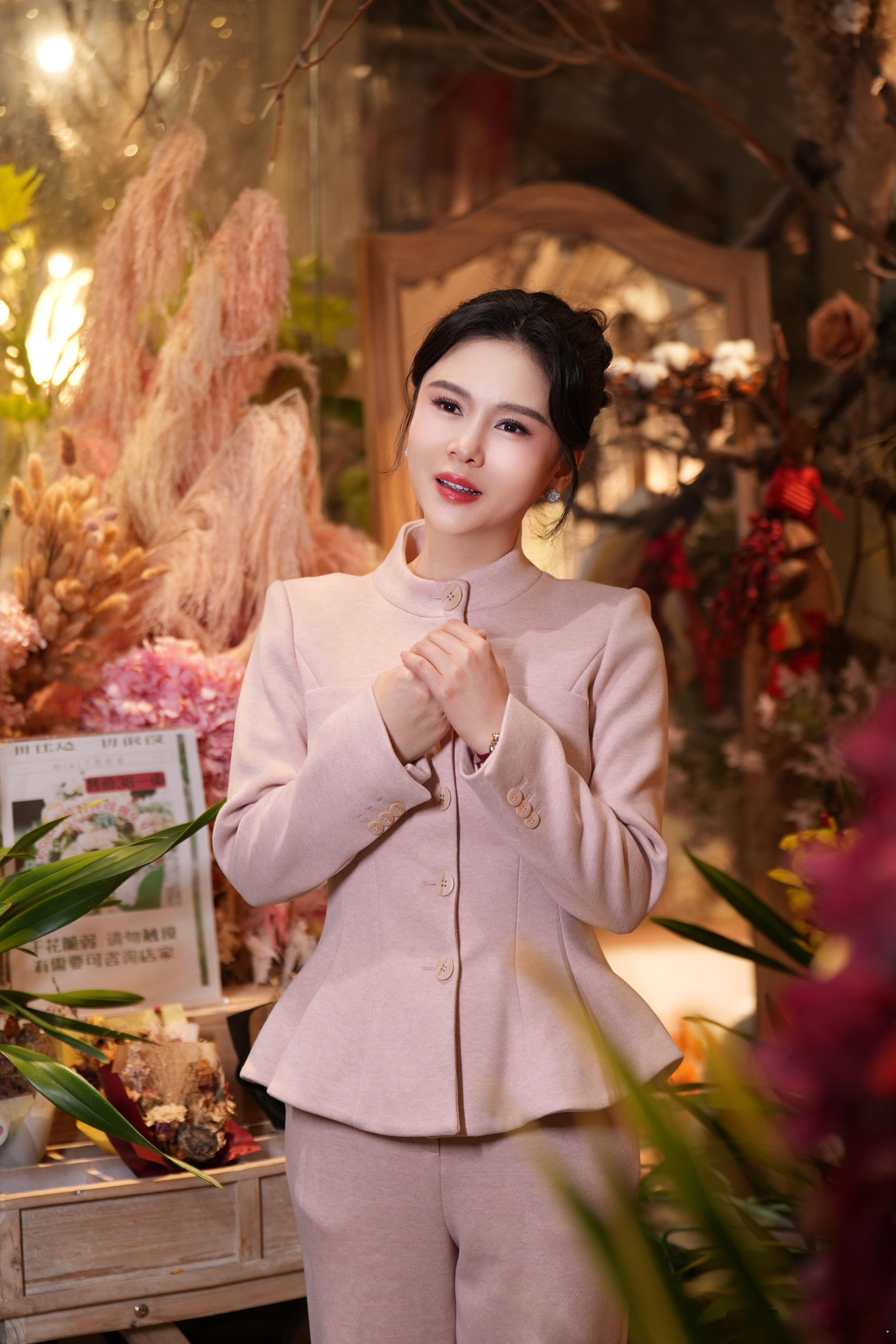 主持人刘美希时尚穿搭凤凰网主持人刘美希的三套西装造型直接封神！每一套都适配主持人