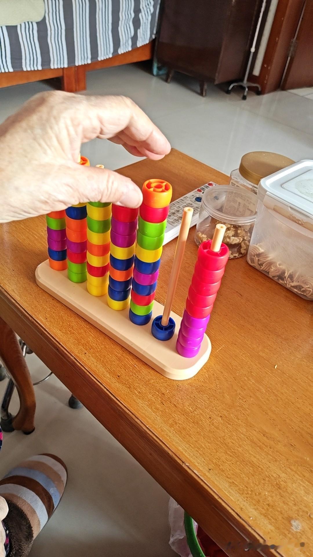 昨晚十点半，我已睡着，放床头柜上的手机响起来了。

这半夜三更的电话铃声是最让人