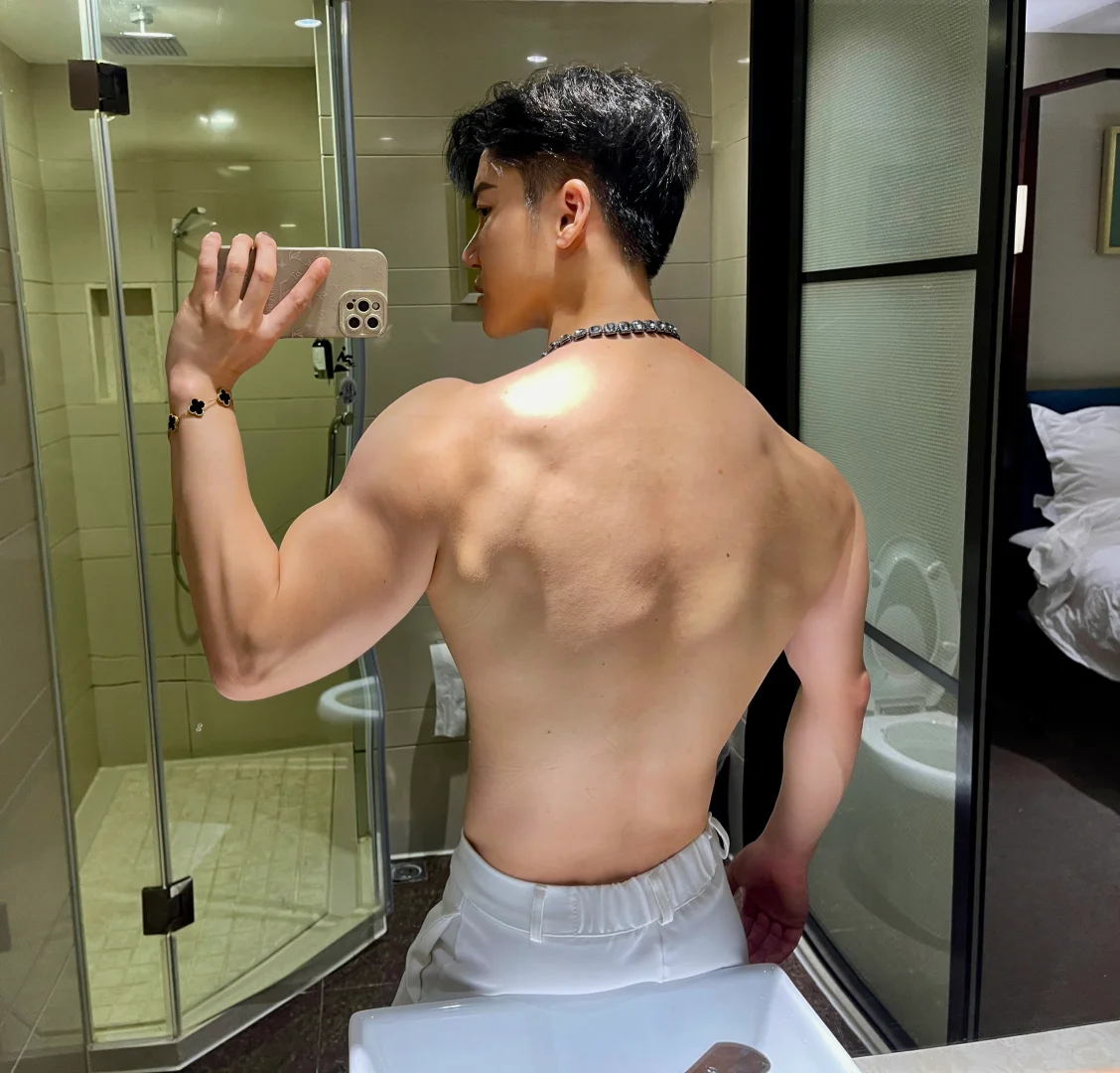 露个背吧