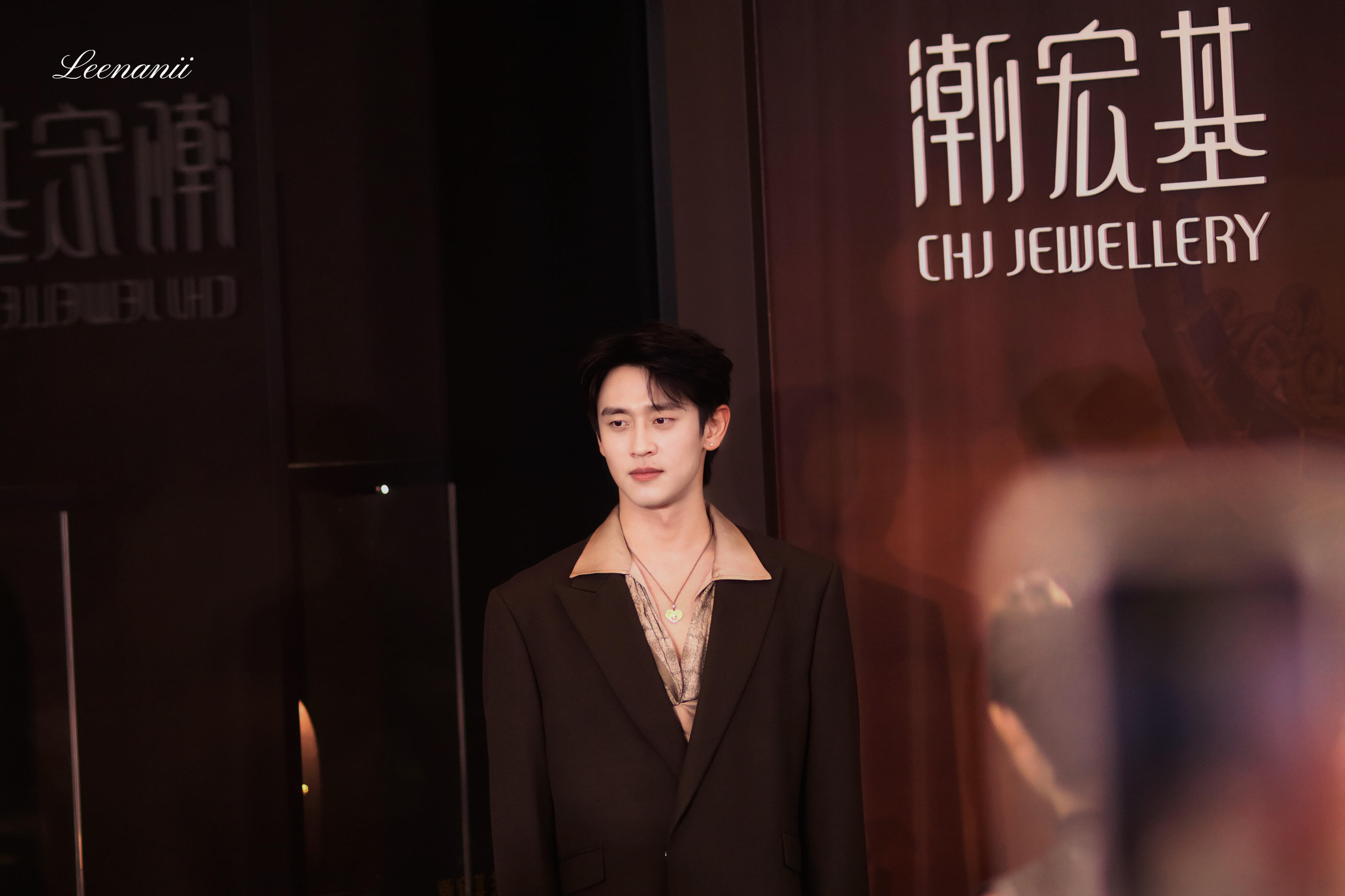 王天辰成都活动状态王天辰成都活动人气被成都线下热烈的人气狠狠震撼，王天辰盛装登场