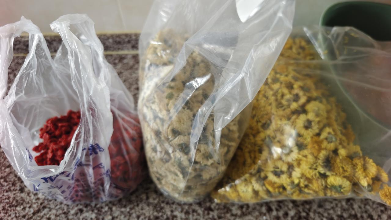 从回来每天眼睛都火烧火燎的，也不知道是过敏还是怎么回事。小胖特地去南极市场，买回