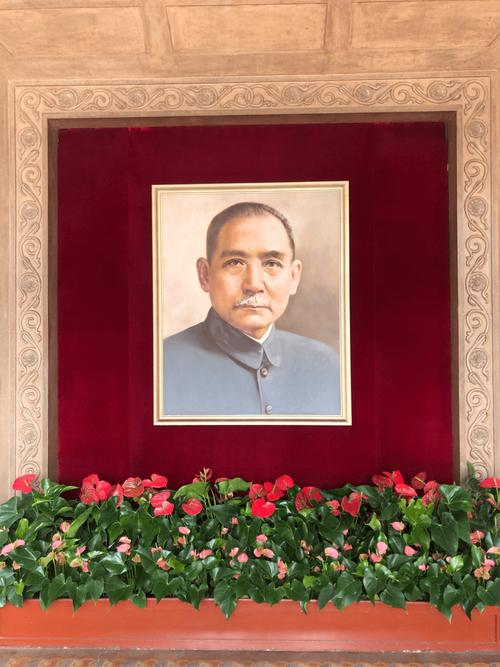 革命先行者孙逸仙先生，顺应时代发展，推翻了腐朽没落的清政府，而不贪恋皇权富贵，严