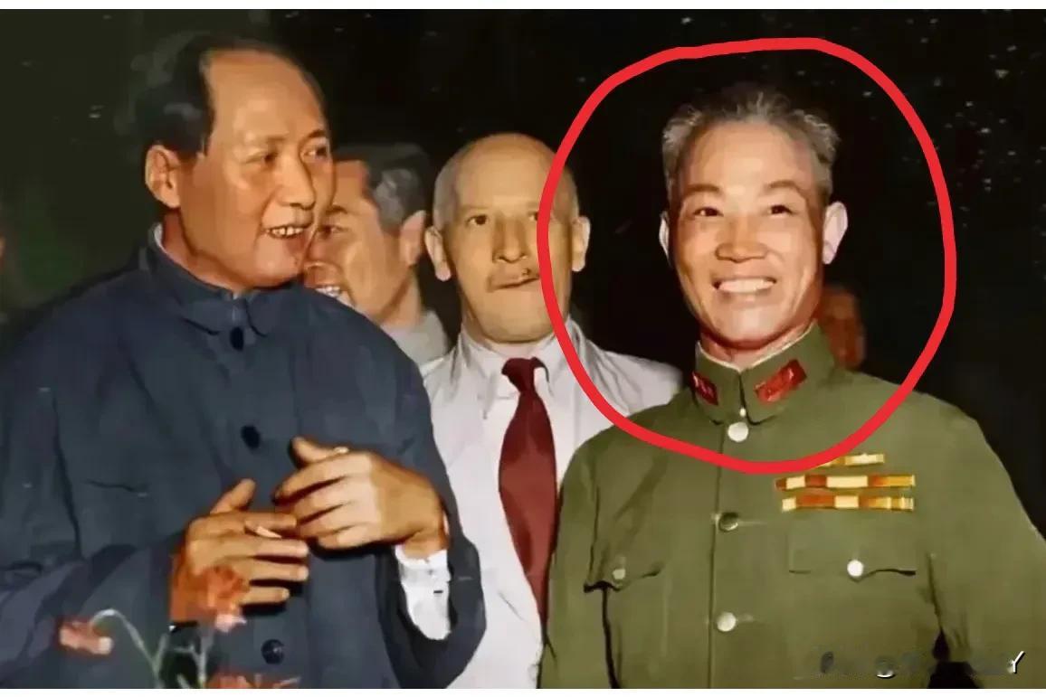 这张珍贵的老照片拍摄于1945年的重庆，大家看看站在伟人旁边笑容满面的这人是谁？