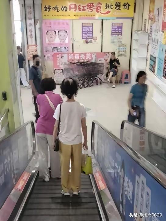 做个老了还爱美的女人，真的太难了。
有些女人哪怕60多岁了，
也不能接受自己的白