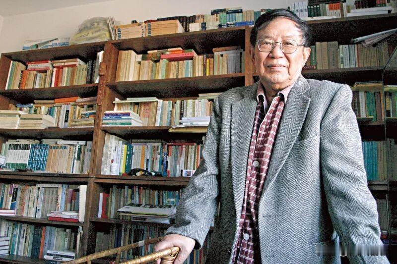 当代名流，否定钱锺书最彻底的，还得数他的“前同事”李泽厚。
李泽厚是谁？他是哲学