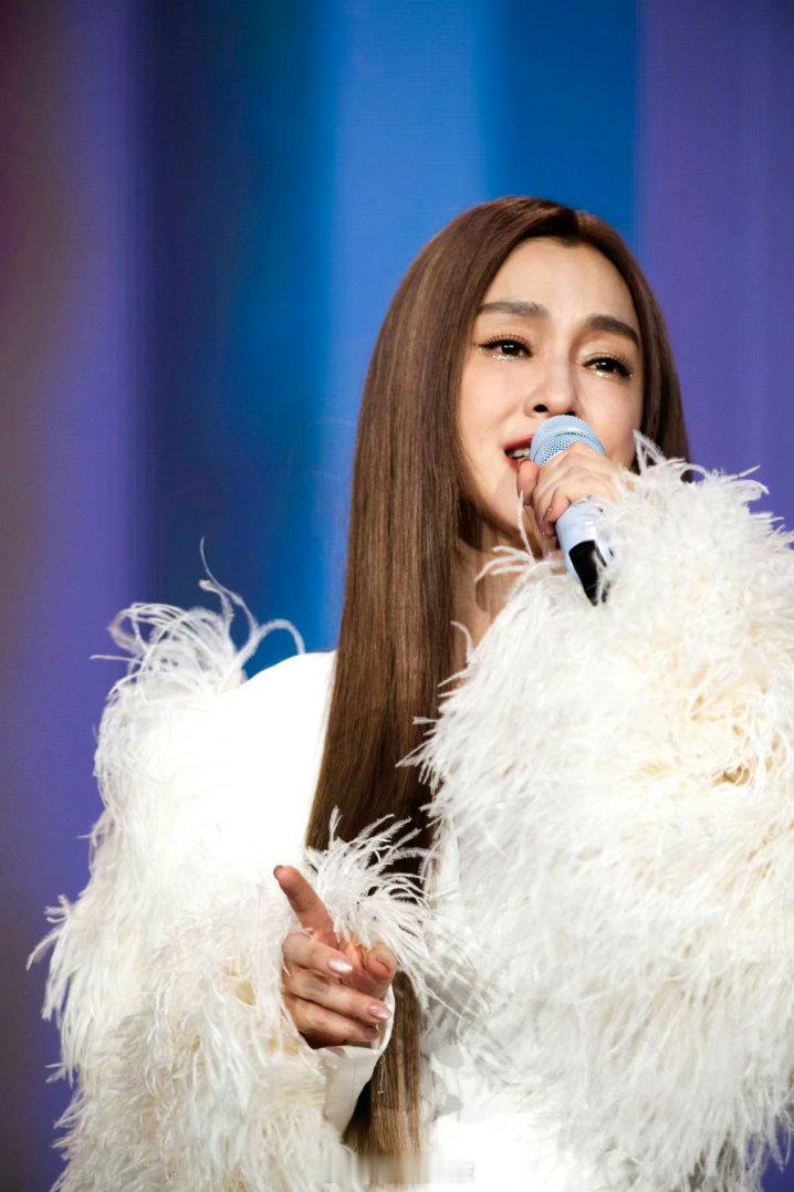 范玮琪晒自拍范玮琪在努力背词中高颜值自拍来袭，范玮琪认真备战努力记词，一路稳步前