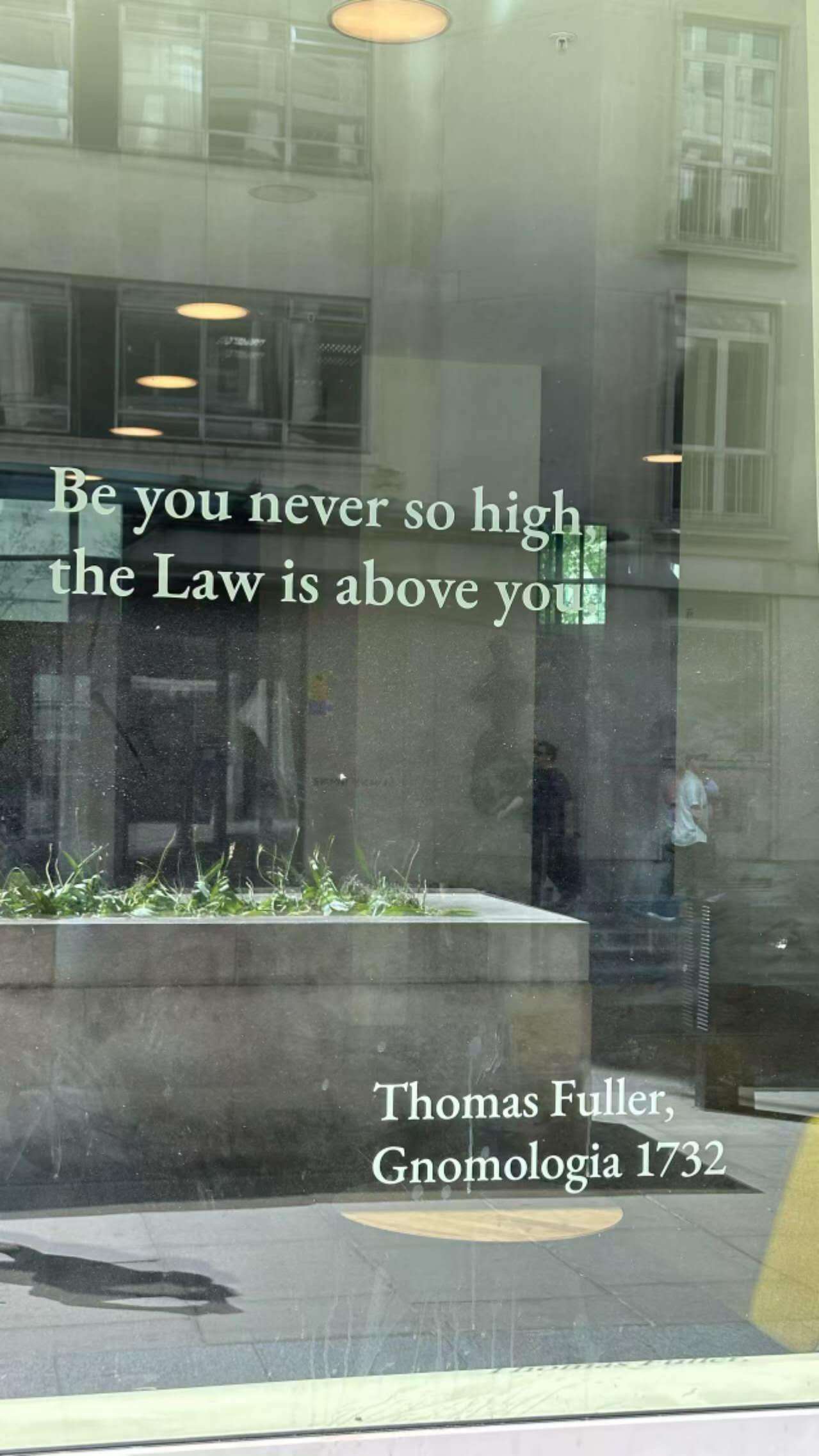 网友在伦敦司法部门口拍下的照片：Be you never so high, th