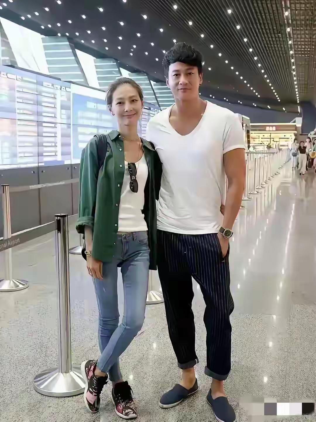 照片中的两个人分别是演员何润东和他的妻子林姗希。原来他们是夫妻啊？！

从背景来