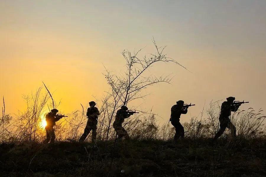 #东风快递[超话]##正青春火箭军##火箭军# 《大漠砺剑》太阳升起高岗上大漠深